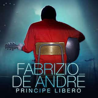 Musicista Fabrizio De Andrè seduto su una sedia di spalle suona la chitarra